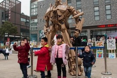 Cha tự chế người máy Transformer cho con từ giấy các-tông