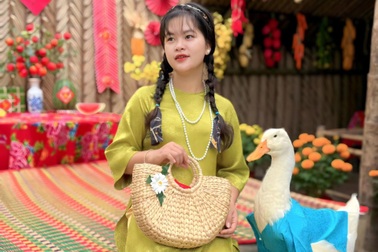 Cô gái miền Tây "đổi đời" nhờ chú vịt trắng, lên cả truyền hình quốc tế