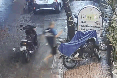 Thót tim chủ hàng một mình quật ngã 2 tên trộm, giành lại xe máy cho khách