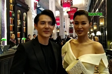 Đông Nhi - Ông Cao Thắng tình tứ trước ngày cưới