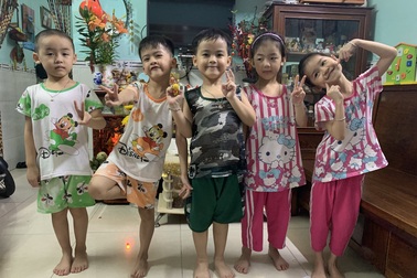 Những đứa trẻ ca sinh 5 đầu tiên ở Việt Nam háo hức vào lớp 1