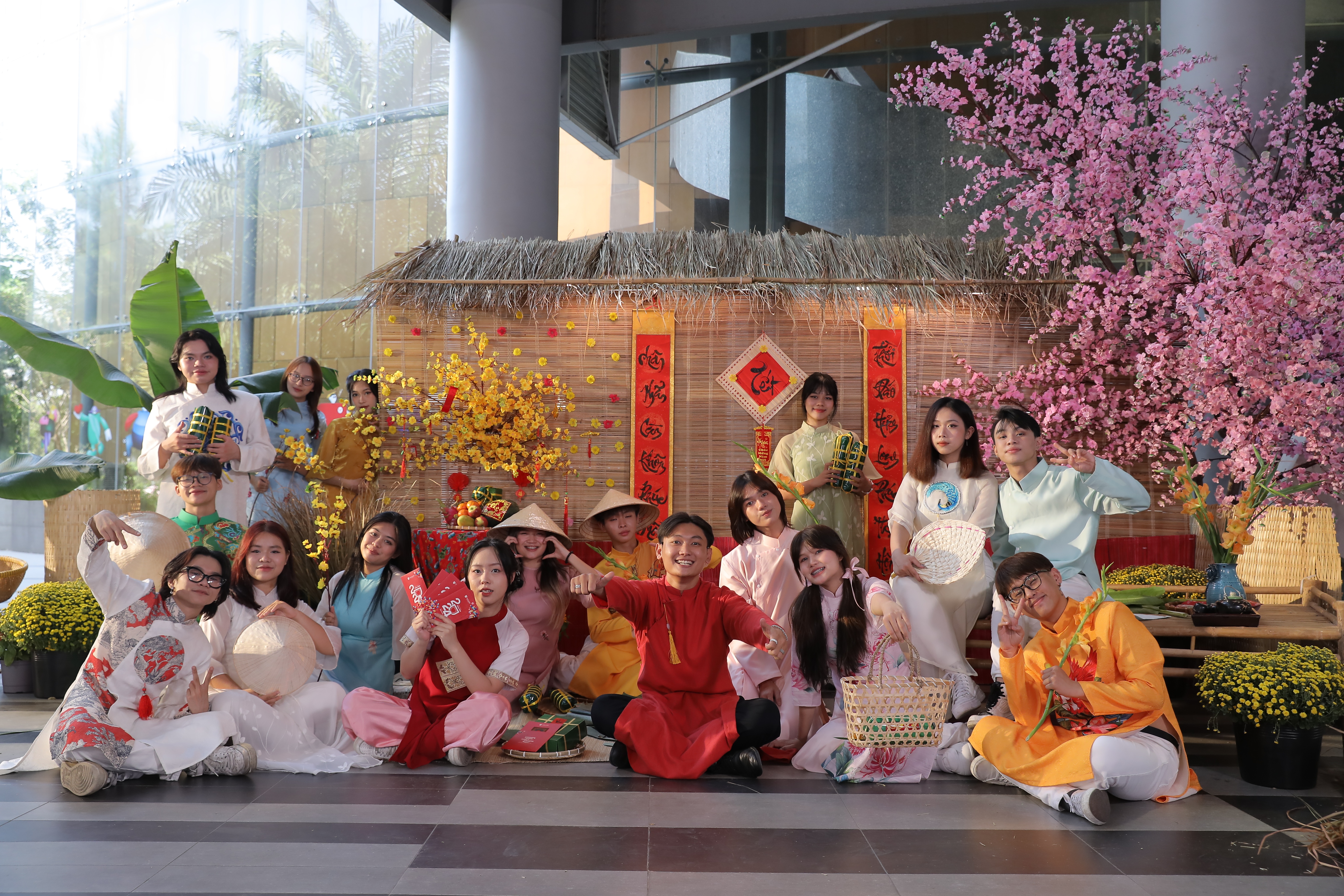 Lecturers and students dress up to capture Tet moments at school - 4 Giảng viên, sinh viên lên đồ long lanh, lưu khoảnh khắc Tết ở trường học - 4