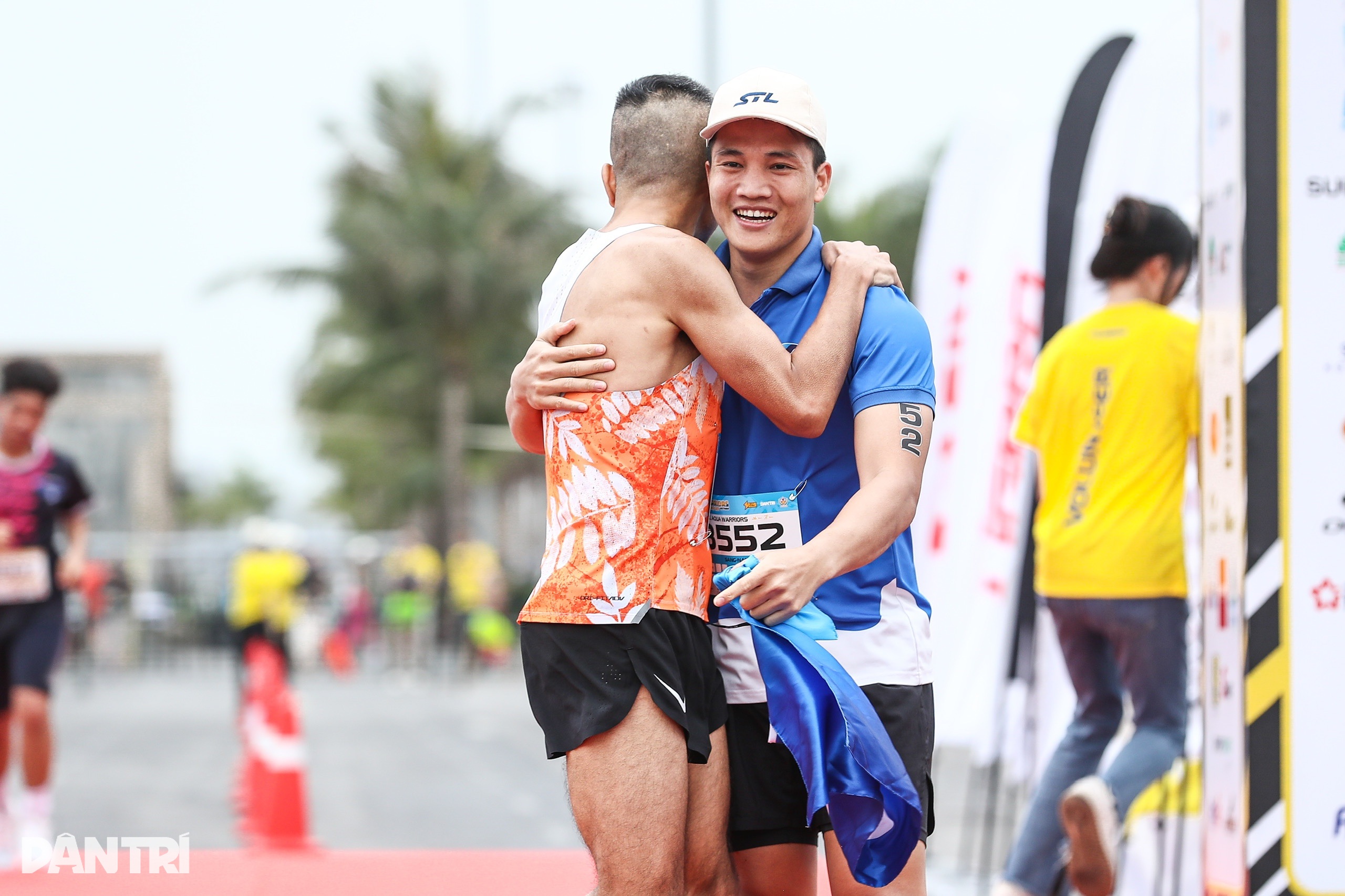 View - Những màn ăn mừng vỡ òa cảm xúc tại vạch đích Aqua Warriors Halong Bay 2025 | Báo Dân trí