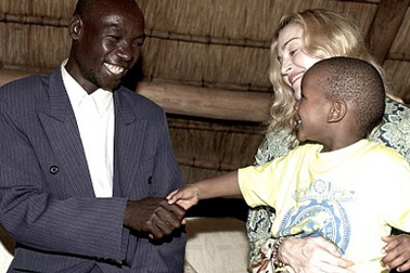 Madonna cho con nuôi gặp bố đẻ