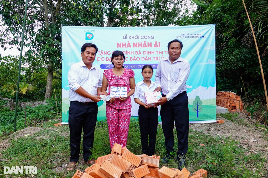Một tháng nữa mẹ con tôi sẽ có nhà mới ở thật rồi, không còn sợ mưa dột - 3 Một tháng nữa mẹ con tôi sẽ có nhà mới ở thật rồi, không còn sợ mưa dột - 3
