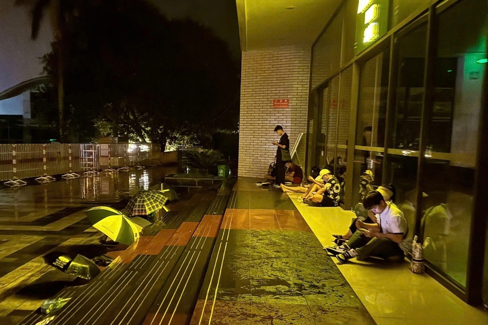 Một kỳ nghỉ lễ tắc đường, khắp nơi đều đông đúc, xếp hàng - 2 Một kỳ nghỉ lễ tắc đường, khắp nơi đều đông đúc, xếp hàng - 2