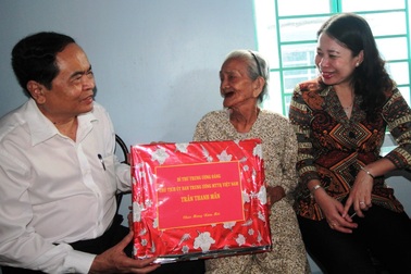 Chủ tịch MTTQ Việt Nam tặng quà Tết cho hộ nghèo, gia đình chính sách