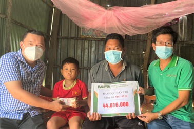 Bạn đọc Dân trí tiếp tục giúp cậu bé 6 tuổi một mình chăm sóc cha tai biến