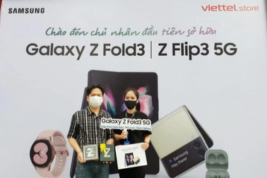 Sạch hàng Galaxy Z, khách hàng sôi nổi nhận sớm siêu phẩm