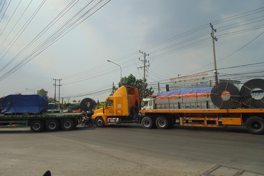 Xe container chở sắt cuộn gây kẹt xe nghiêm trọng