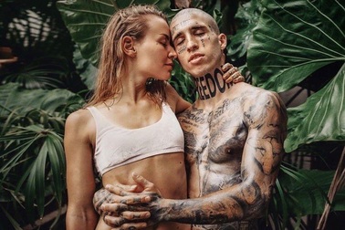 Dư luận chỉ trích cặp đôi chuyên ăn xin để du lịch “sang chảnh”