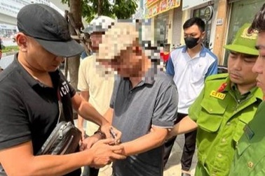 Va chạm giao thông, người đàn ông cầm tuýp sắt đuổi đánh đối phương