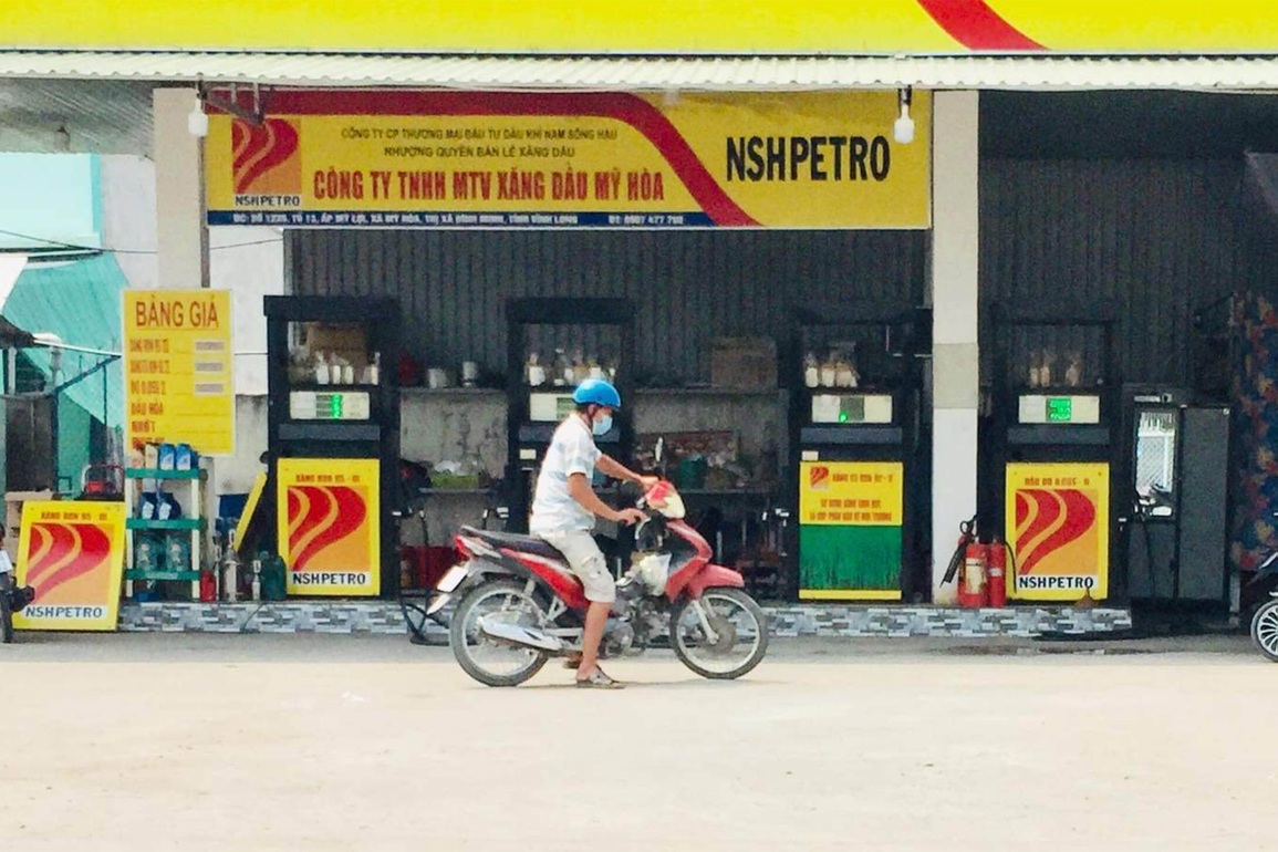 Bán xăng dỏm, doanh nghiệp bị phạt 120 triệu đồng, tước giấy phép 2 tháng - 1 Bán xăng dỏm, doanh nghiệp bị phạt 120 triệu đồng, tước giấy phép 2 tháng - 1