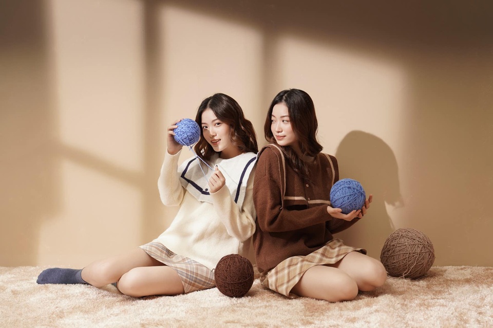 Cặp đôi song sinh có gu thời trang chất lừ đang sốt trên mạng xã hội - 7 Cặp đôi song sinh có gu thời trang chất lừ đang sốt trên mạng xã hội - 7