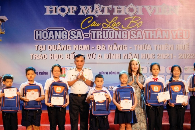 Ngày 25/5, Quỹ học bổng Vừ A Dính đã trao 220 suất học bổng năm học 2021 - 2022.