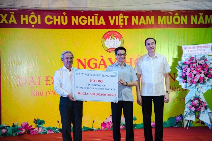 Phó thủ trướng Vũ Đức Đam trao 500 triệu cho tỉnh Đồng Nai xây nhà đại đoàn kết.