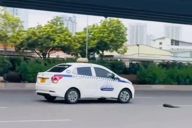 Hà Nội: Xử lý tài xế taxi đi ngược chiều, đánh võng trên đường Phạm Hùng