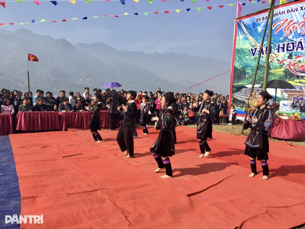 Hàng ngàn người dân Sa Pa háo hức vui hội xuân - 5 Hàng ngàn người dân Sa Pa háo hức vui hội xuân - 5