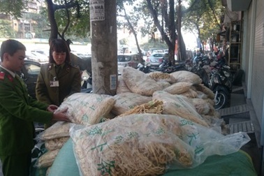 Hà Nội: Bắt giữ gần 2 tấn củ cải khô không rõ nguồn gốc