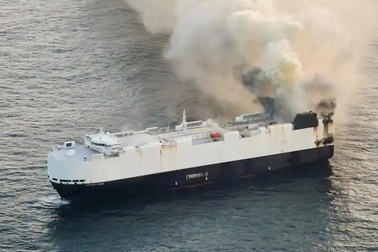 Tàu chở ô tô Trung Quốc xuất khẩu bốc cháy trên biển