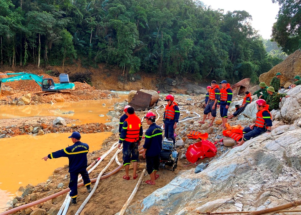 Tìm thấy áo quần, vật dụng của công nhân dưới lòng sông Rào Trăng - 9 Tìm thấy áo quần, vật dụng của công nhân dưới lòng sông Rào Trăng - 9