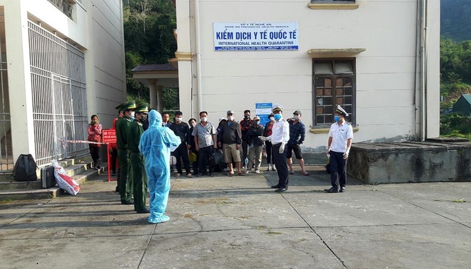 Bữa cơm trên lá chuối nơi biên giới của bộ đội biên phòng chặn dịch - Ảnh 6. Bữa cơm trên lá chuối nơi biên giới của bộ đội biên phòng chặn dịch - Ảnh 6.