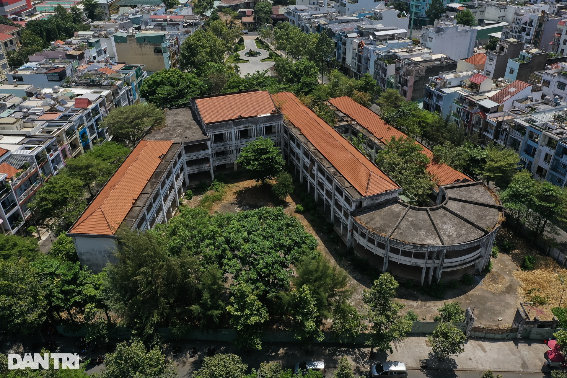Ngôi trường xây gần 20 tỷ đồng, bỏ hoang 15 năm ở TPHCM - 1 Ngôi trường xây gần 20 tỷ đồng, bỏ hoang 15 năm ở TPHCM - 1