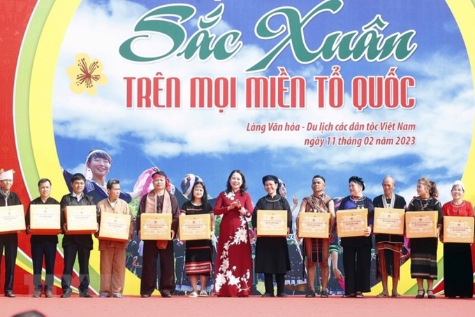 Quyền Chủ tịch nước Võ Thị Ánh Xuân đã tặng quà cho đại diện 25 dân tộc, nhận quà tượng trưng từ đại diện 25 dân tộc tại Làng