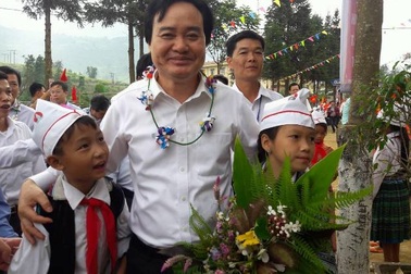 Bộ trưởng Phùng Xuân Nhạ thị sát giáo dục vùng khó khăn