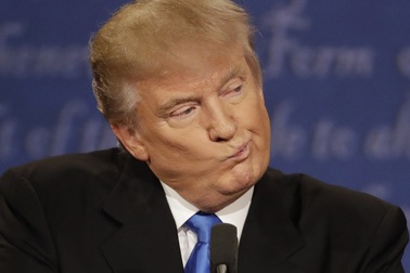 Ông Trump lý giải việc không lấy bê bối tình ái để “đấu” bà Clinton khi tranh luận