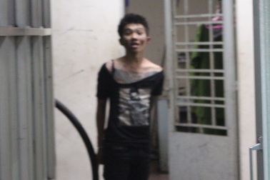 Nam thanh niên “ngáo đá” tấn công cảnh sát bằng bình xịt hơi cay