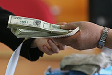 "Chật vật" vì tỷ giá USD/VND tăng cao