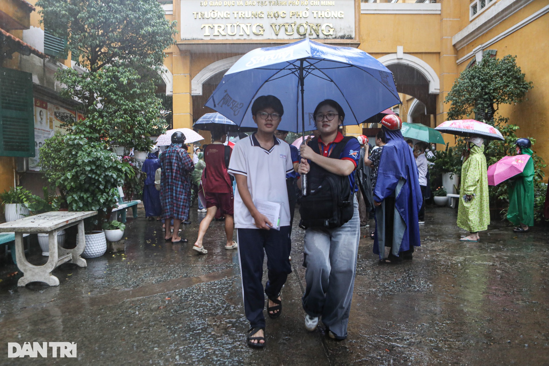Parents in Ho Chi Minh City brave the rain all morning to wait for their children to take the high school graduation exam - 9 Phụ huynh TPHCM dầm mưa cả buổi để chờ con thi tốt nghiệp THPT - 9