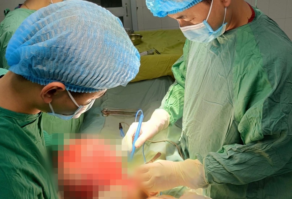 Người đàn ông vác khối u tinh hoàn khổng lồ hơn 4kg - 1