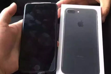 Hình ảnh vỏ hộp iPhone 7 Jet Black đầu tiên trên thế giới được tiết lộ