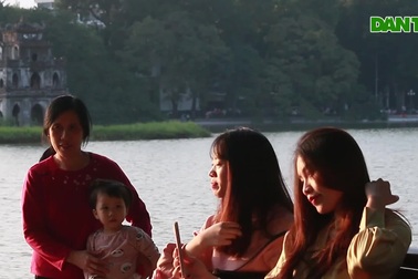 Hồ Gươm đông nghịt người vui chơi, tản bộ trong chiều thu nắng đẹp