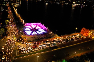 "Biển người" check-in không gian ánh sáng lần đầu xuất hiện ở Đà Nẵng