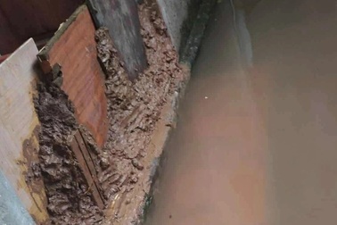 Người Hà Nội trát bùn làm tường ngăn nước vào nhà như trận lụt lịch sử 2008