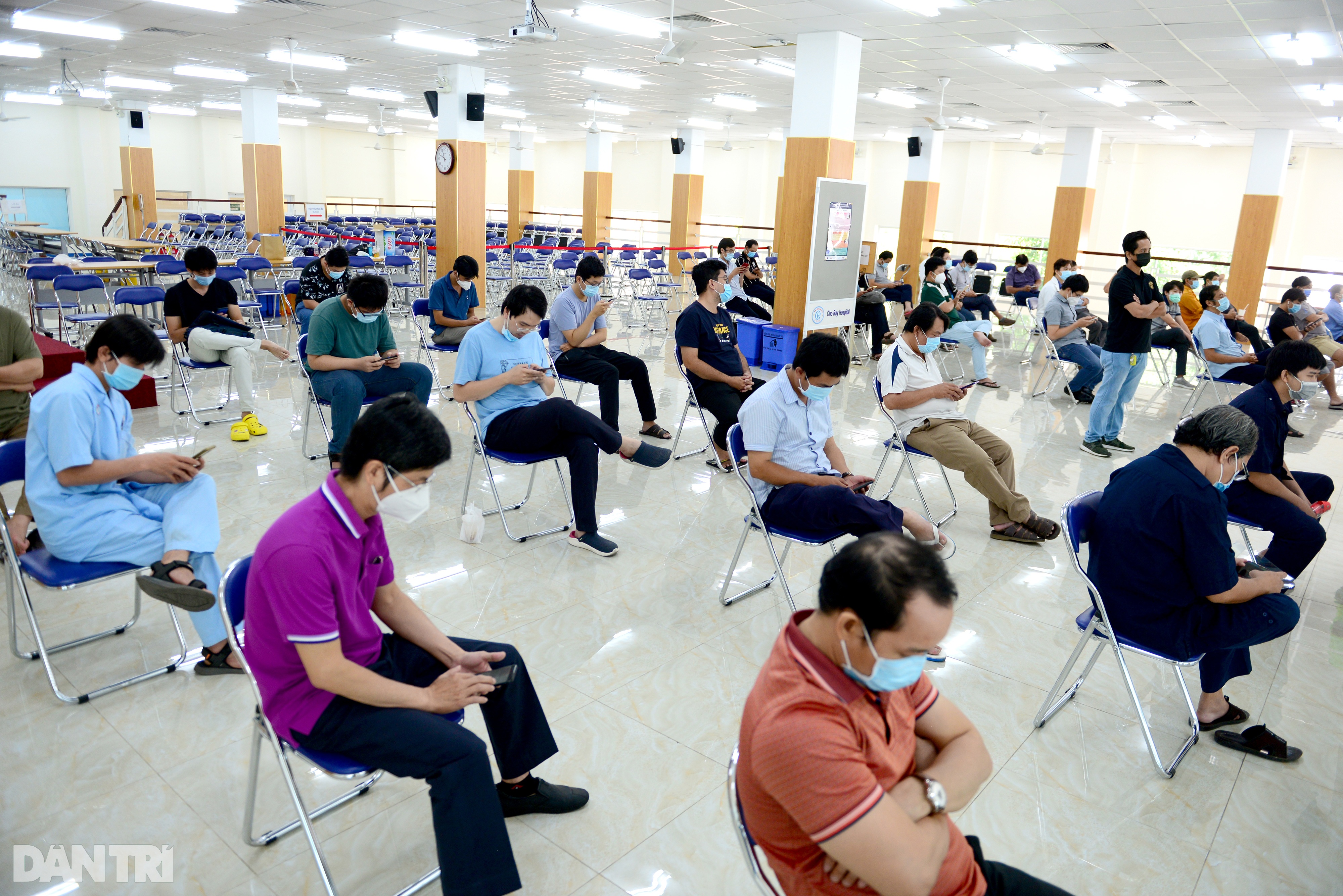 Y bác sĩ Bệnh viện Chợ Rẫy được cắt tóc miễn phí trong mùa dịch - 2 Y bác sĩ Bệnh viện Chợ Rẫy được cắt tóc miễn phí trong mùa dịch - 2
