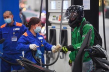 Giá xăng dầu tăng sốc: Doanh nghiệp vận tải kêu bi đát, khó khăn