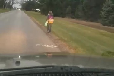 Câu chuyện về cách cha trừng phạt con gái vì tội bắt nạt bạn khiến dân mạng tranh cãi