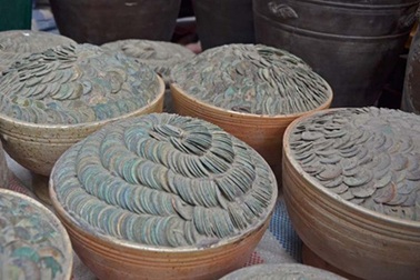 Hà Nội: Tiền cổ bán cả chum ở "vỉa hè" giá tiền triệu