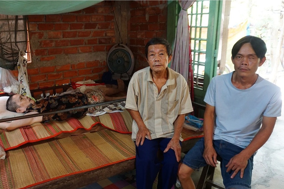 Người phụ nữ có đôi chân tí hon và nỗi bất hạnh bị chồng phụ bạc - 2 Người phụ nữ có đôi chân tí hon và nỗi bất hạnh bị chồng phụ bạc - 2