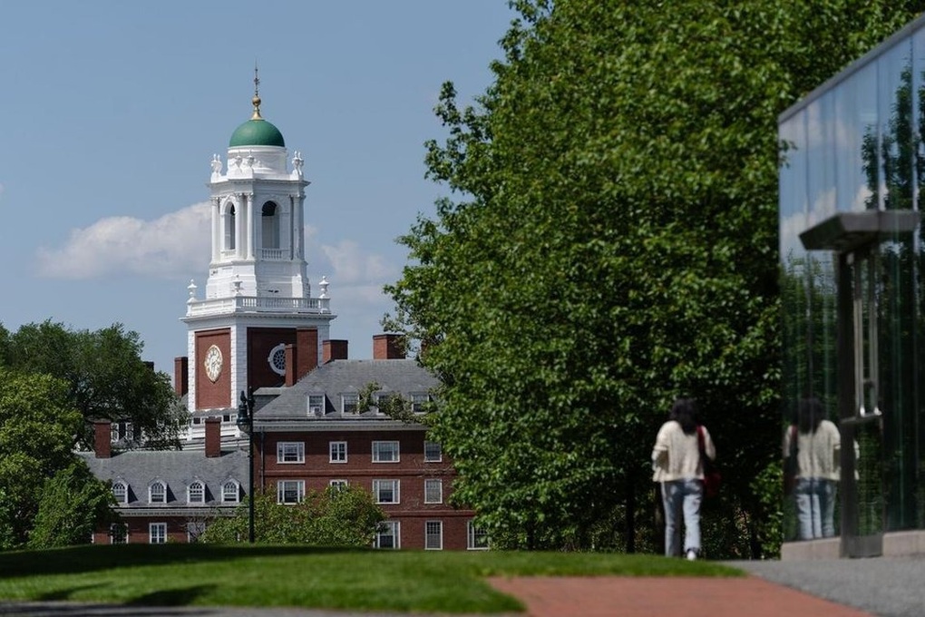 Tổng thống Mỹ Donald Trump ký sắc lệnh hạn chế visa du học Harvard - 1 Tổng thống Mỹ Donald Trump ký sắc lệnh hạn chế visa du học Harvard - 1