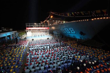 Trung Quốc ngang nhiên đưa tàu đổ bộ và văn công ra đá Chữ Thập