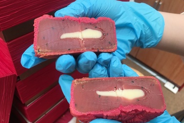 Lạ vị với bánh trung thu thanh long, "bỏng tay" với hộp bánh dát vàng