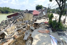 5 ngôi nhà bị cuốn trôi xuống sông Chảy ở Yên Bái