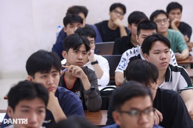 Đại học vươn tầm nhưng đừng để người học chùn bước vì… học phí!