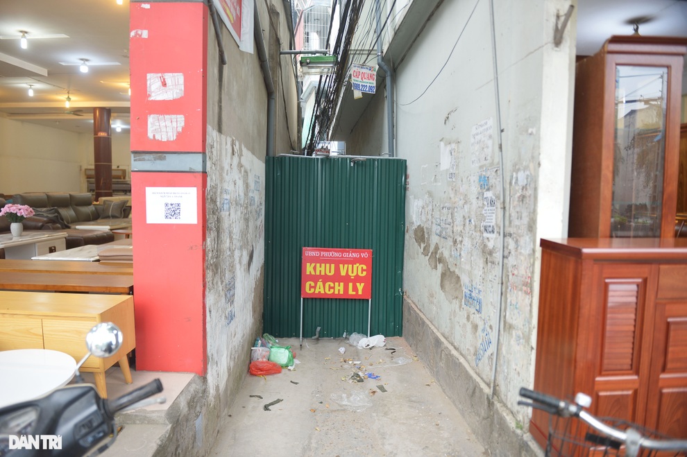Hà Nội: Dựng rào chắn cao 2 m trước cửa UBND phường để chống dịch - 9 Hà Nội: Dựng rào chắn cao 2 m trước cửa UBND phường để chống dịch - 9