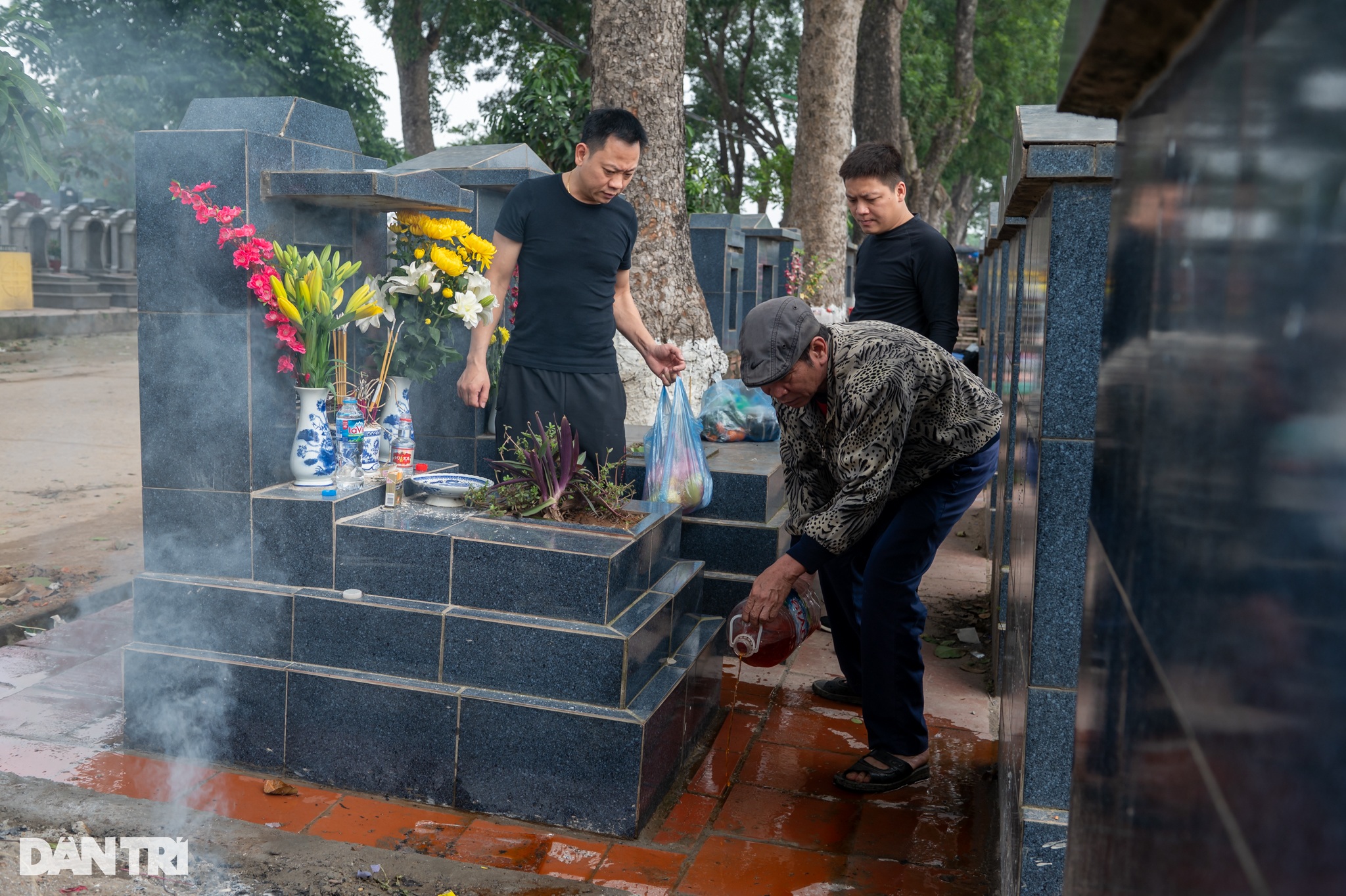 Người Hà Nội đi tảo mộ trước dịp Tết Nguyên đán - 7